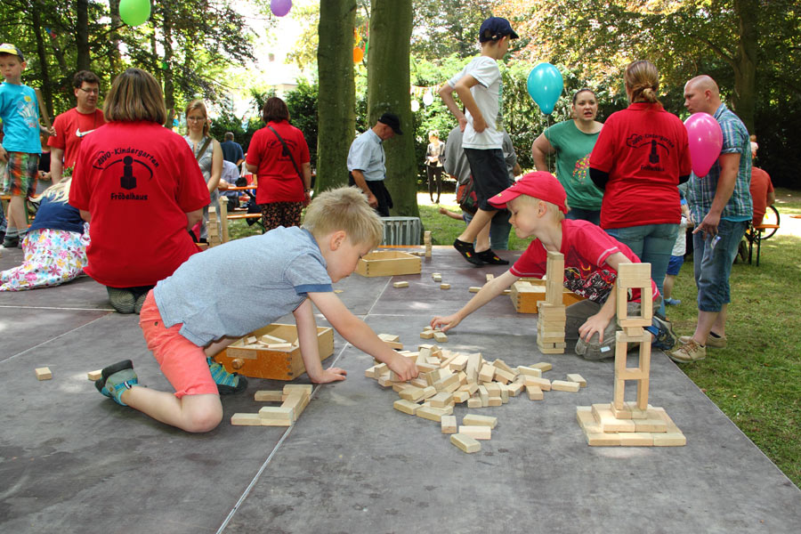 children playing with Unit Blocks